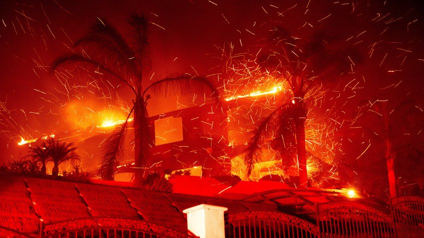 En fuego consume una vivienda en el Incendio Mountain registrado en Camarillo, California, el miércoles 6 de noviembre de 2024. (AP Foto/Noah Berger)