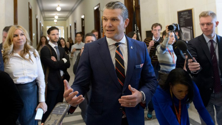 Pete Hegseth, seleccionado por el presidente electo Donald Trump para que sea secretario de Defensa, habla con la prensa tras reunirse con senadores en el Capitolio, el 21 de noviembre de 2024, en Washington. (AP Foto/Rod Lamkey, Jr.)