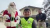 Santa Claus y los policías ayudantes llegan a Tulare y entregan decenas de regalos