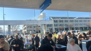 Desalojan Aeropuerto de Fresno luego de descubrir un paquete sospechoso.