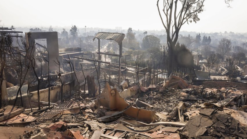 Los Angeles (United States), 09/01/2025.- A neighborhood of homes destroyed by the Palisades wildfire in the Pacific Palisades neighborhood of Los Angeles, California, USA, 09 January 2025. According to the California Governor’s office, more than 7,500 firefighting and emergency personnel are involved in response efforts, as multiple wildfires are continuing to burn across Southern California, destroying many homes and businesses, and forcing nearly two hundred thousand residents to evacuate in the Los Angeles area. (incendio forestal) EFE/EPA/CAROLINE BREHMAN