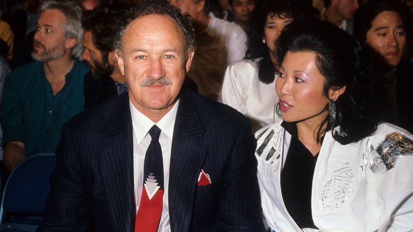 LOS ANGELES – 1986:  Actor Gene Hackman and wife Betsy Arakawa pose for a portrait in 1986 in Los Angeles, California. (Photo by Donaldson Collection/Michael Ochs Archives/Getty Images)