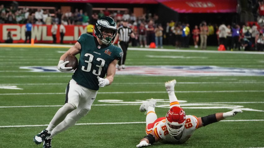 TOPSHOT - El back defensivo de los Philadelphia Eagles #33 Cooper DeJean devuelve una intercepción para un touchdown durante el Super Bowl LIX entre los Kansas City Chiefs y los Philadelphia Eagles en el Caesars Superdome en Nueva Orleans, Luisiana, 9 de febrero de 2025. (Foto de TIMOTHY A. CLARY / AFP) (Foto de TIMOTHY A. CLARY/AFP vía Getty Images)