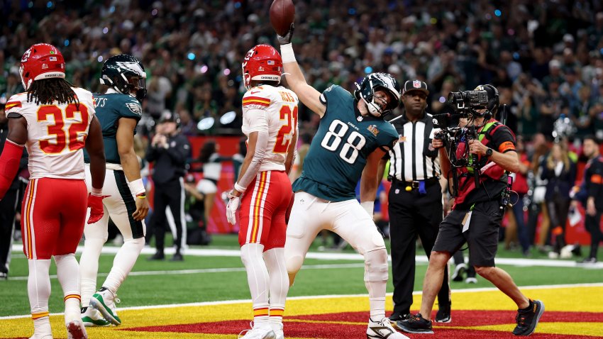 NUEVA ORLEANS, LOUISIANA - 09 DE FEBRERO: Dallas Goedert #88 de los Philadelphia Eagles celebra después de un touchdown en el primer cuarto contra los Kansas City Chiefs durante el Super Bowl LIX en el Caesars Superdome el 09 de febrero de 2025 en Nueva Orleans, Luisiana. (Foto de Jamie Squire/Getty Images)