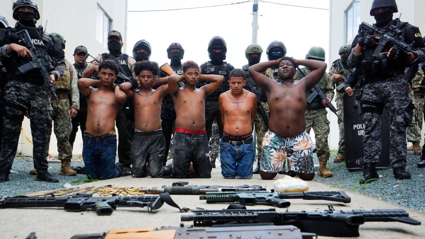 Los detenidos son mostrados a la prensa luego de que la policía los detuviera en Guayaquil, Ecuador, el viernes 7 de marzo de 2025, por su presunta participación en la masacre del día anterior en el barrio Socio Vivienda 2. (Foto AP/César Muñoz)