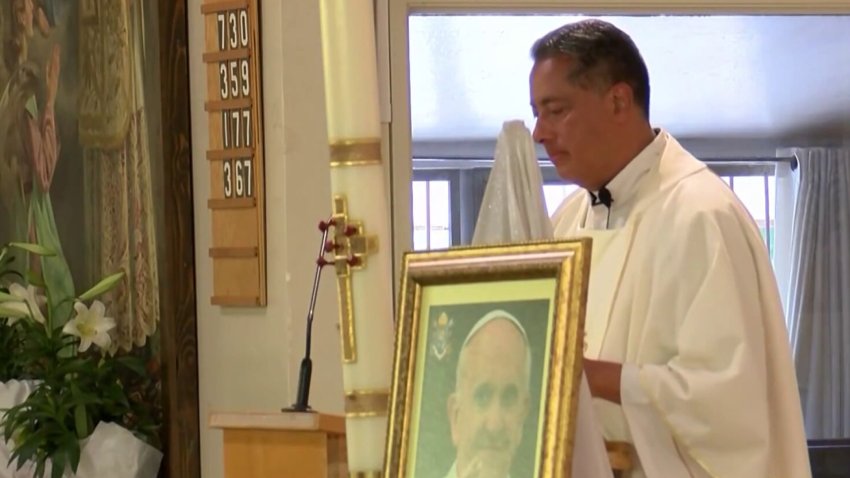 Rezan en iglesia de Fresno por el descanso eterno del papa Francisco