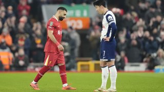 Mohamed Salah (izquierda), del Liverpool, y Son Heung-Min, del Tottenham Hotspur, durante el partido de vuelta de las semifinales de la Carabao Cup en Anfield, Liverpool. Fecha de la foto: jueves 6 de febrero de 2025.