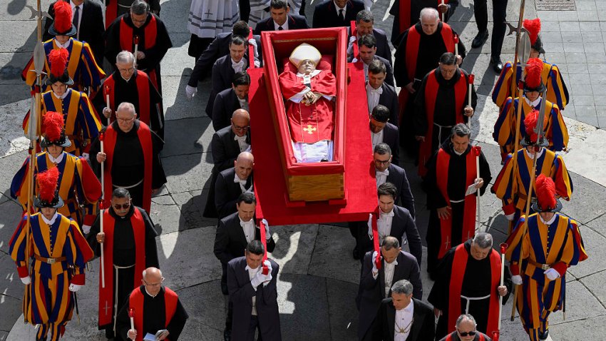 VATICAN CITY, VATICAN – APRIL 23:  (EDITOR NOTE: STRICTLY EDITORIAL USE ONLY – NO MERCHANDISING) A general view as the body of Pope Francis is transferred from Casa Santa Marta to the St Peter’s Basilica on April 23, 2025 in Vatican City, Vatican. On the third day since the death of Pope Francis was announced by the Vatican, his body is transferred from the Chapel of Santa Marta to the Basilica St Peter. He will lie in state in a simple wooden coffin until his funeral, which will be held on Saturday, 26th April 2025. (Photo by Simone Risoluti Vatican Media via Vatican Pool/Getty Images)