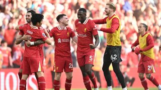 Los jugadores del Liverpool celebran el pitido final del partido de la Premier League inglesa entre el Liverpool y el Tottenham Hotspur en Anfield, Liverpool, noroeste de Inglaterra, el 27 de abril de 2025.