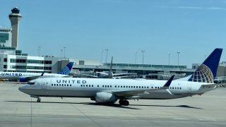 El avión de United Airlines aterrizó de emergencia en el Aeropuerto de Denver (foto de archivo).