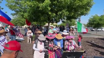 Marchan a favor de los inmigrantes trabajadores del campo en el Valle Central