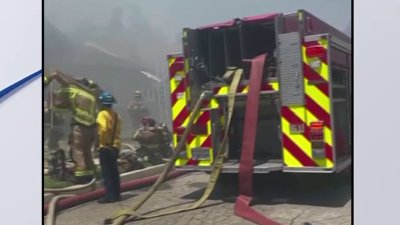 El momento en que bomberos controlan incendio residencial en Visalia
