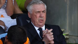 Carlo Ancelotti durante el partido entre el FC Barcelona y el Real Madrid CF, correspondiente a la jornada 35 de LaLiga EA Sports, en el Estadio Lluis Companys de Barcelona, España, el 11 de mayo de 2025.