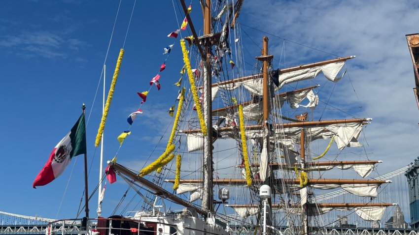 El buque escuela de la Armada de México que chocó contra el Puente de Brooklyn se encuentra amarrado en el bajo Manhattan el 18 de mayo de 2025 en la ciudad de Nueva York. Dos personas murieron y otras 19 resultaron heridas después de que un buque escuela de la Armada de México chocara contra el Puente de Brooklyn, dijo el domingo el alcalde de la ciudad de Nueva York, Eric Adams. (Foto de Ana FERNÁNDEZ / AFP) (Foto de ANA FERNÁNDEZ/AFP vía Getty Images)