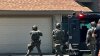 El momento en que el SWAT arresta a dos personas acusadas por delitos violentos en Visalia