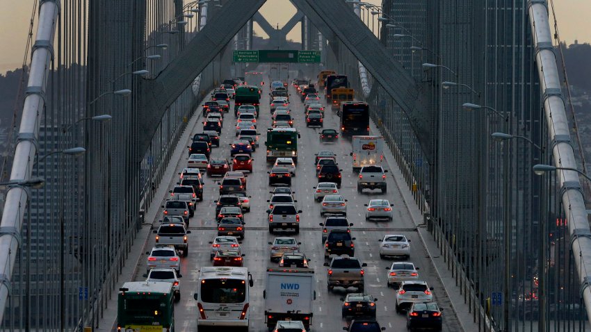 ARCHIVO – En esta foto de archivo del 10 de diciembre 2015, varios vehículos se abren paso hacia el oeste en la carretera interestatal 80 cruzando el puente entre San Francisco y la bahía de Oakland, vistos desde Treasure Island en San Francisco. (AP Foto/Ben Margot, Archivo)