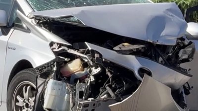 Muere una persona tras el choque entre dos autos en el condado Fresno: una mujer está herida