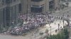 Video de tiempo muestra la masiva protesta de “No Kings” en el centro de Chicago