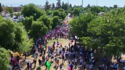 Residentes de Fresno participan en la marcha “No Kings”