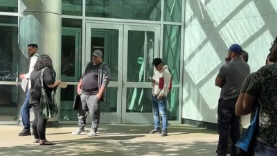 Denuncia organización de Sacramento arrestos en edificio federal