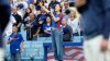 Canta el himno nacional en español en Dodger Stadium para protestar contra ICE