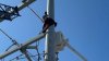 Insólito: hombre dura 3 días trepado en una estructura eléctrica en California