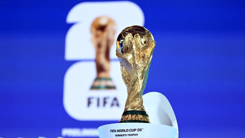 ZÚRICH, SUIZA – 13 DE DICIEMBRE: Vista del Trofeo al Ganador de la Copa Mundial de la FIFA 26′ durante el sorteo de la fase de clasificación europea para la Copa Mundial 2026, que se celebra en la sede de la FIFA en Zúrich, Suiza, el 13 de diciembre de 2024. Se determinará el rival de la selección turca de fútbol. (Foto de Dursun Aydemir/Anadolu vía Getty Images)
