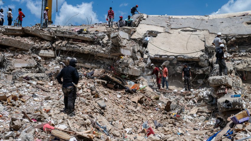 Rescatistas buscan entre los escombros de una estructura derrumbada en el barrio Playa Grande de Catia la Mar, estado de La Guaira, Venezuela, el miércoles 1 de julio de 2026, tras los terremotos ocurridos la semana anterior. (Miguel Medina/Foto compartida vía AP)