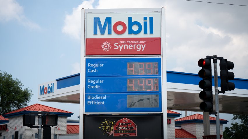 Los precios del combustible en una gasolinera Mobil se observan en Chicago, Illinois, Estados Unidos, el 3 de agosto de 2026. El letrero muestra el costo de la gasolina en medio de la preocupación por los altos precios del combustible y una crisis de suministro que afecta a los consumidores y los costos de transporte. (Foto de Marcin Golba/NurPhoto vía Getty Images)