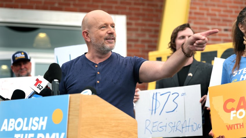 WEST HOLLYWOOD, CA - 8 de septiembre de 2026: El candidato a gobernador de California Steve Hilton ofrece una conferencia de prensa frente a una oficina del DMV en West Hollywood para presentar su plan CALIFORDABLE, con el que propone eliminar el DMV y reducir la tarifa anual de registro de vehículos a una tarifa fija de $73, el martes 8 de septiembre de 2026. (Christina House / Los Angeles Times vía Getty Images)