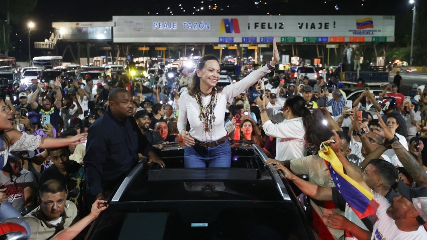 AME9966. CARACAS (VENEZUELA), 25/10/2026.- La líder opositora y premio nobel de la paz 2025, María Corina Machado (c), saluda a simpatizantes este domingo, en Caracas (Venezuela). Miles de personas salieron al encuentro de la caravana que Machado encabezó por unos cinco estados en el norte de Venezuela hasta llegar a la capital, Caracas, después de su esperado regreso al país. EFE/ Ronald Peña R