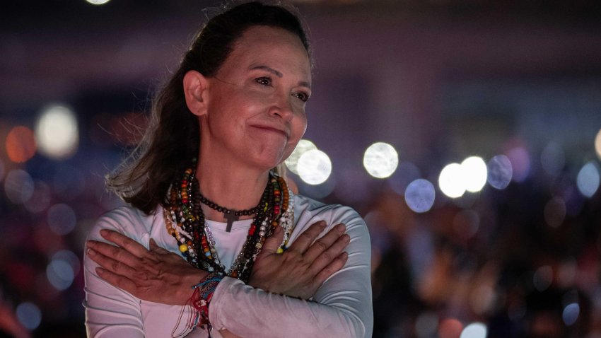 AME9966. CARACAS (VENEZUELA), 25/10/2026.- La líder opositora y premio nobel de la paz 2025, María Corina Machado, saluda a simpatizantes este domingo, en Caracas (Venezuela). Miles de personas salieron al encuentro de la caravana que Machado encabezó por unos cinco estados en el norte de Venezuela hasta llegar a la capital, Caracas, después de su esperado regreso al país. EFE/ Ronald Peña R